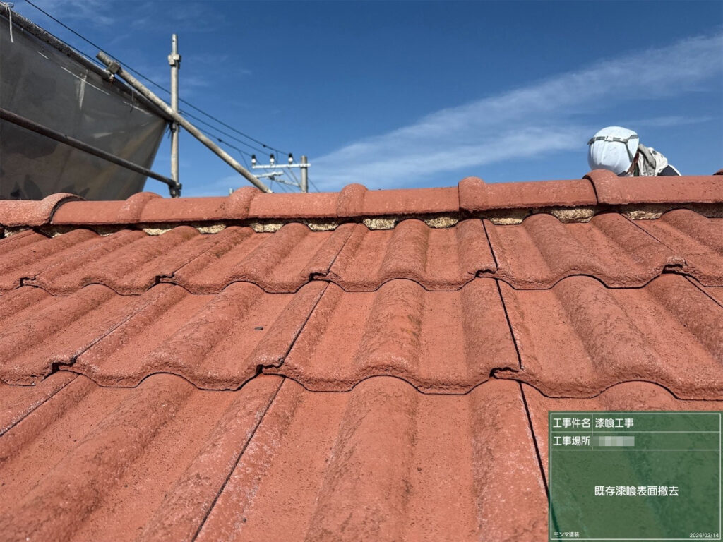 棟部分に残る既存漆喰の表面を撤去し、補修前の状態を整えている工程です。不要な劣化部を除去することで、今後の耐久性と仕上がりの安定につなげます。