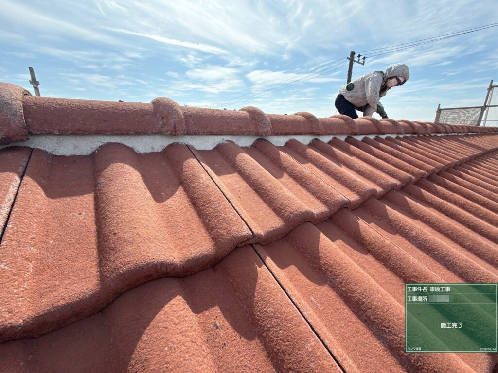 棟部分の漆喰工事が完了した様子です。漆喰を新しく施工することで、屋根の防水性と固定力が高まり、今後も安心してお過ごしいただける状態に整いました。