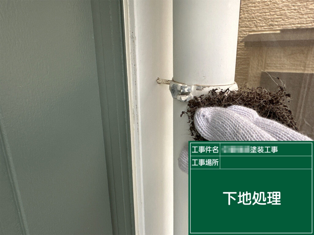 竪樋の塗装前に、表面の汚れや劣化部分を丁寧に整えている様子です。下地処理をしっかり行うことで、塗料の密着性を高め、剥がれにくい状態へ整えます。