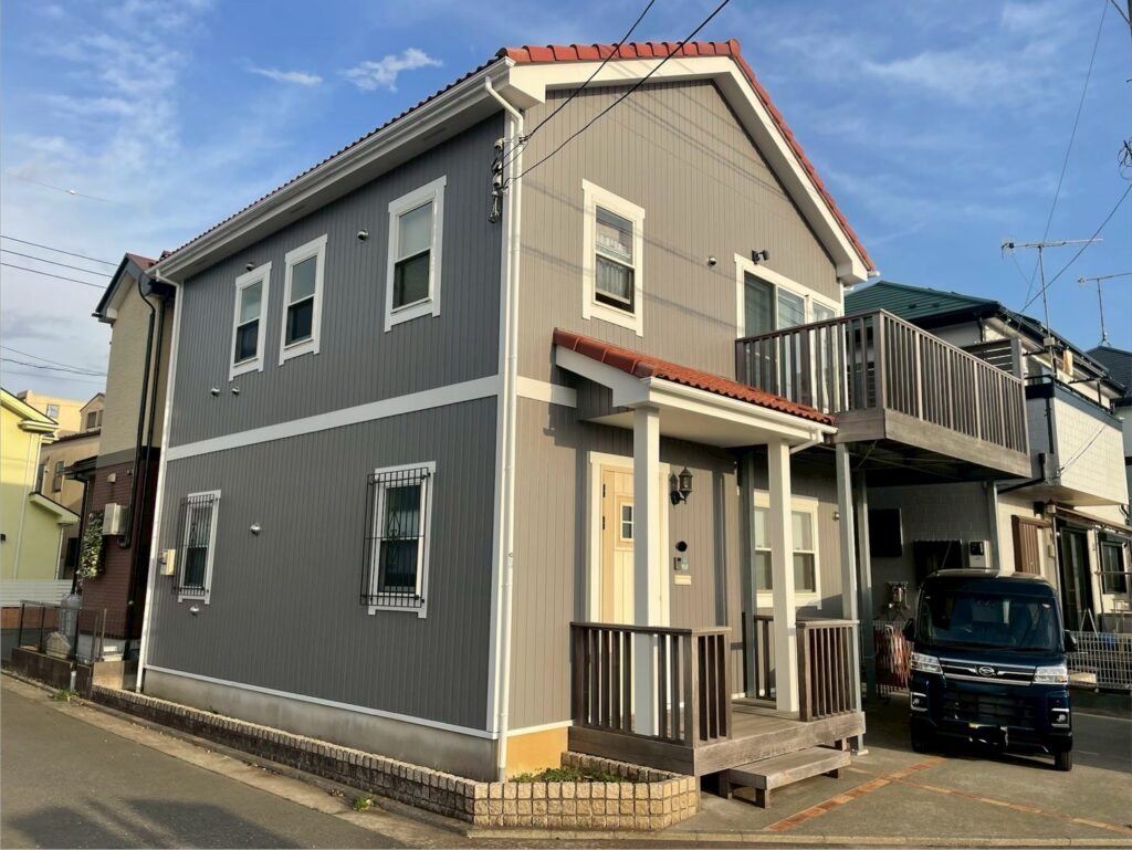 寒川町　ミネラルグレイの外壁塗装と屋根漆喰補修　N様邸