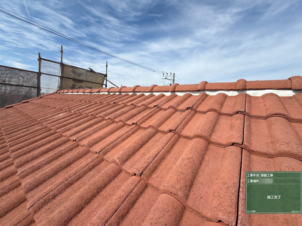 棟まわりの漆喰工事が完了した施工後の様子です。劣化していた漆喰を整えることで、屋根全体の見た目がすっきりとし、防水性や耐久性の向上にもつながりました。