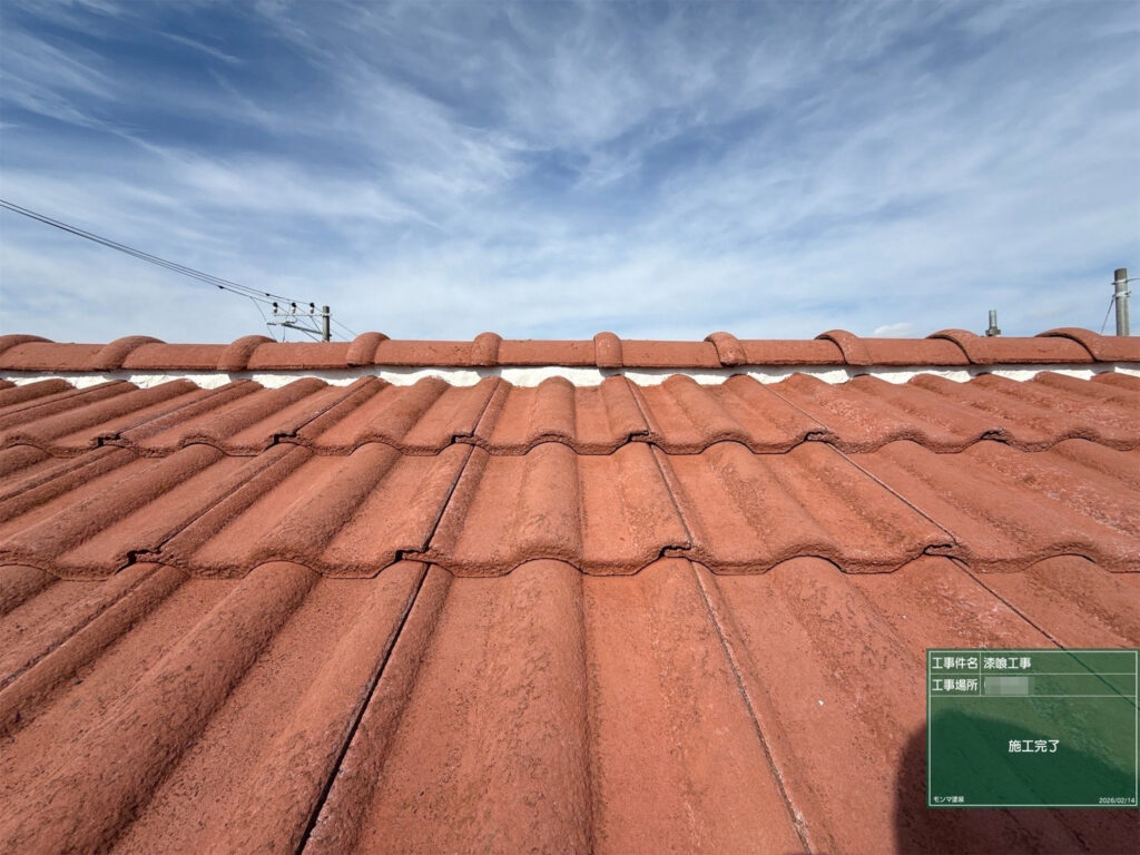 漆喰補修後の棟部分を別角度から確認した様子です。細部まで丁寧に施工することで、屋根の安定性と保護性能を高め、安心してお過ごしいただける状態に整いました。