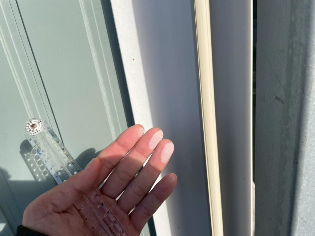 雨樋や出隅部分などはチョーキング現象が発生していました。