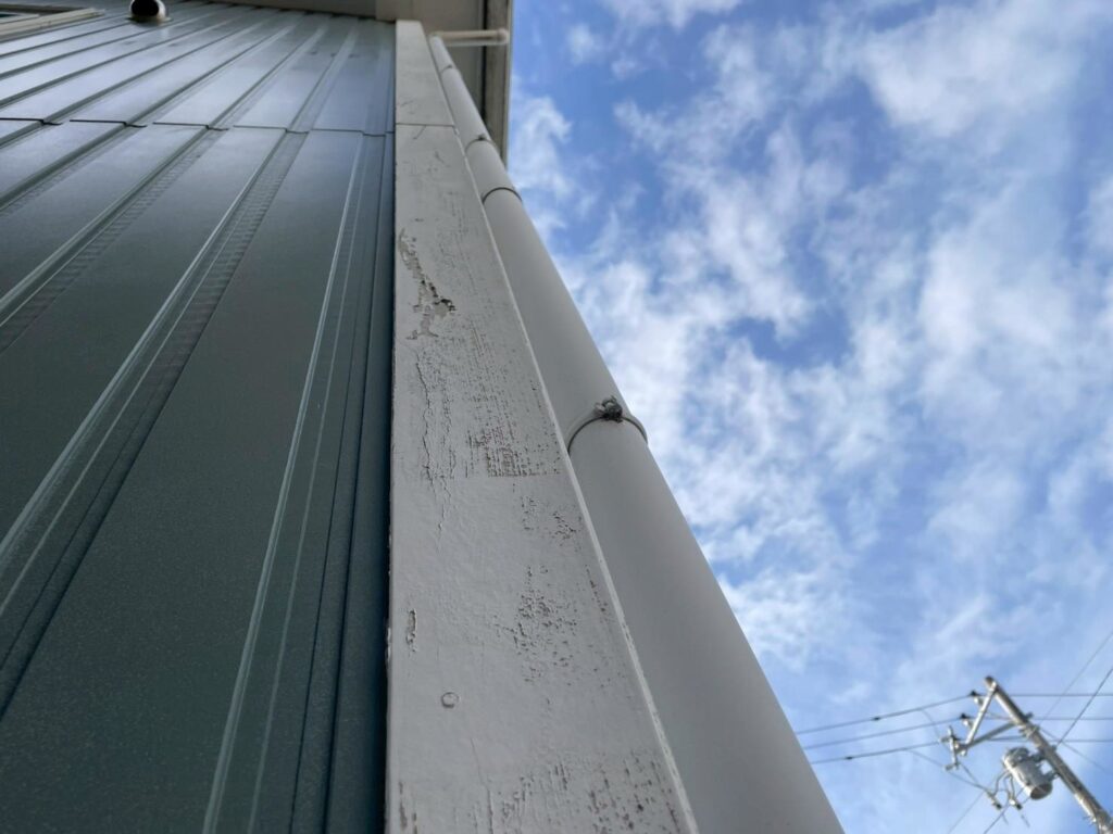 竪樋の幕板部分は、剥離が発生していました。紙やすりや硬いスポンジなどを使用して整えてから塗装します。