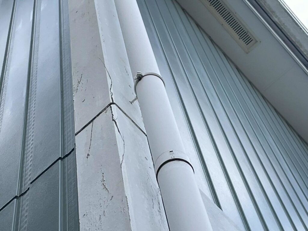 板の割れ部分は、パテ材を使用して補修します。外壁に割れがある場合は、シーリング補修します。