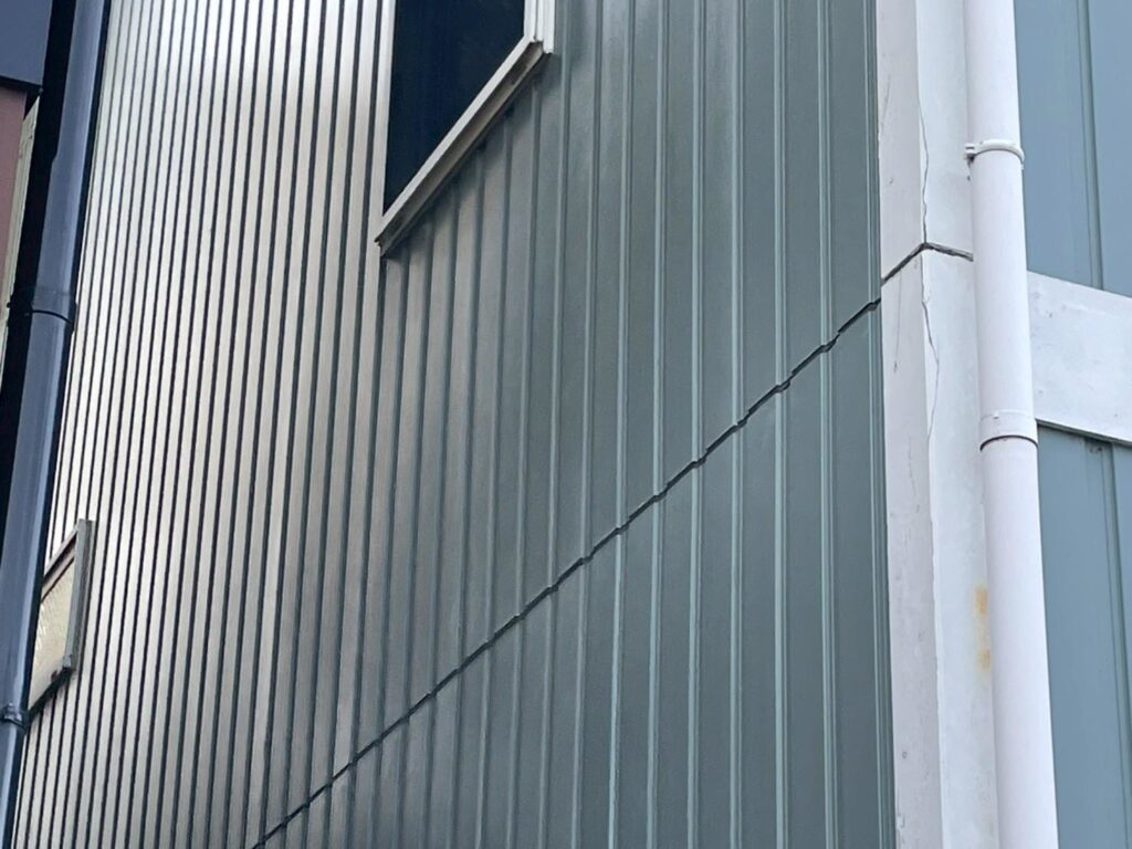 横目地は打ち替えをします。2点接着工法でシーリング施工をします。