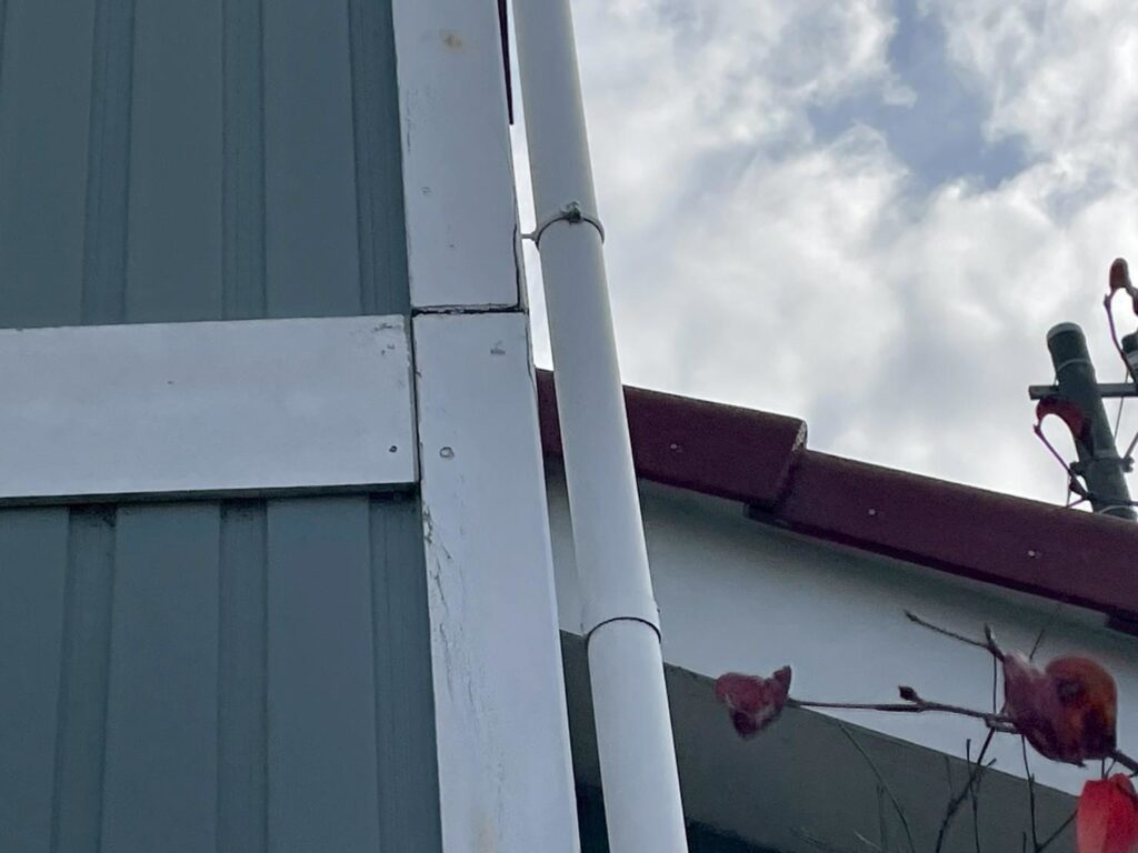 シーリングの繋ぎ部分は上から増し打ちします。