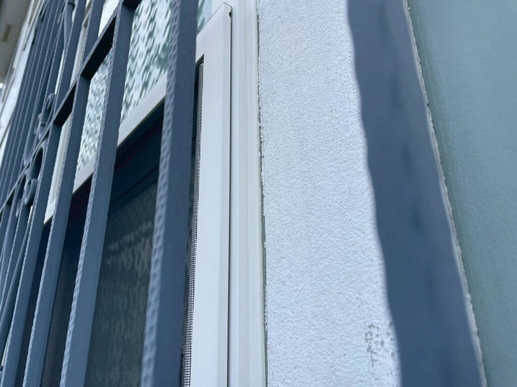 内側のサッシ廻りも上から増し打ちします。