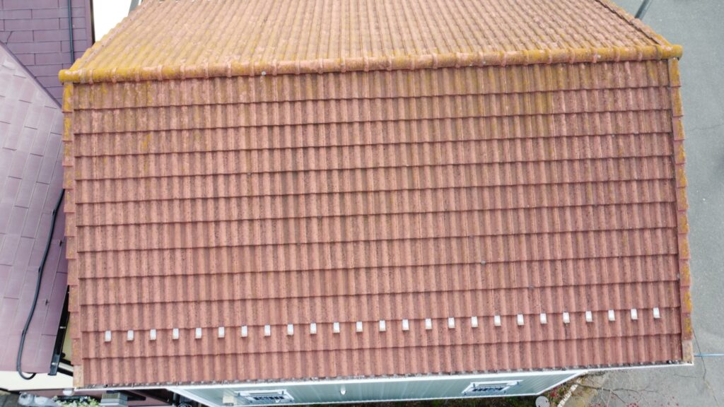 ドローンを使用した屋根点検の様子です。全体的にはずれている箇所や割れ等は見当たりませんでした。