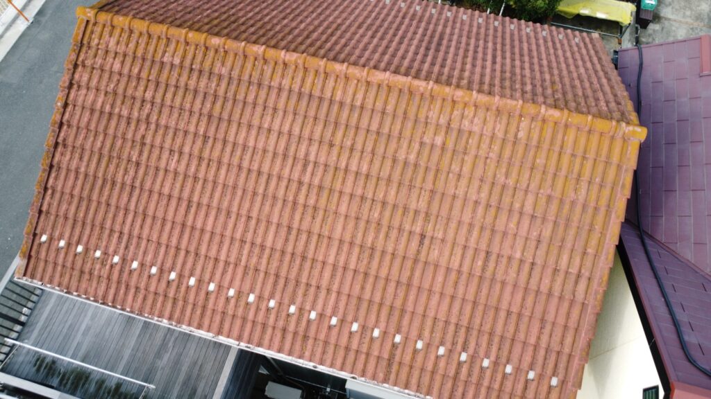 割れ部分等は見当たりませんでしたが、洗浄後に発見する場合がありますので、割れはシーリング補修します。