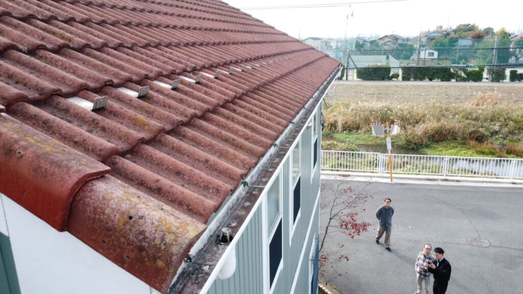 雪止めがしっかり付いていましたので、大雪での雨樋歪みは見当たりませんでした。雨樋内側の詰まりも特になく、洗浄で綺麗にします。