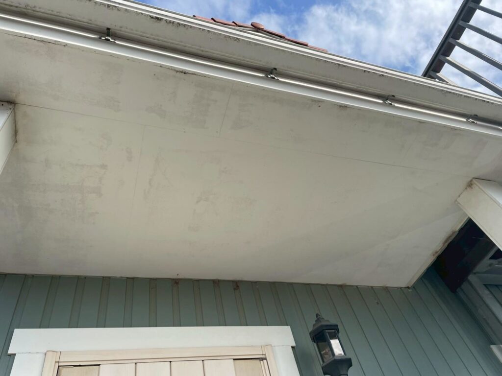 軒天はカビが発生しやすいケイカル素材を使用していましたので、専用の防カビ塗料を使用します。