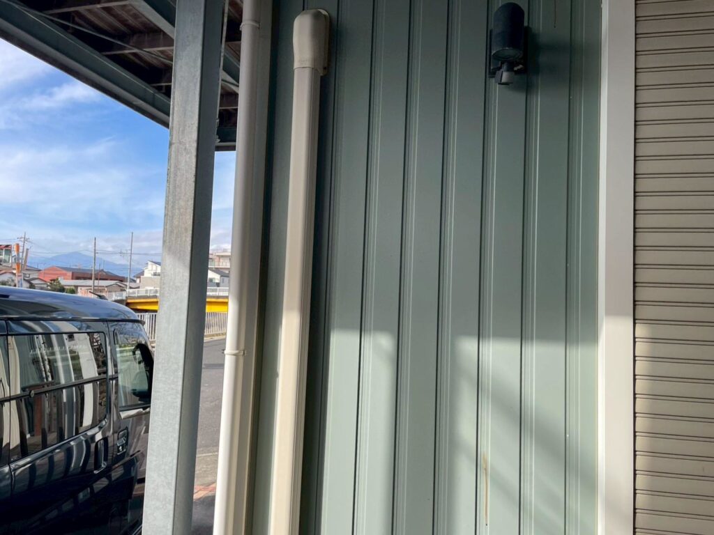 エアコンカバーは裏面の外壁も塗装したいので、外壁塗装前に外して裏面の外壁も塗装します。