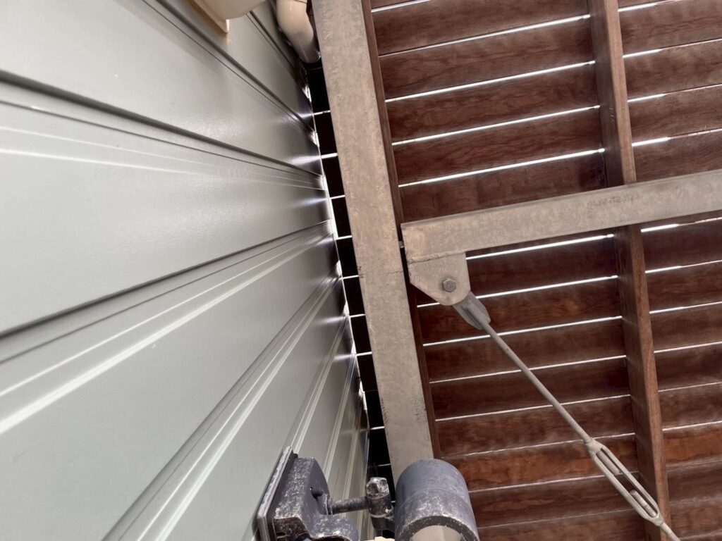 デッキ裏の外壁部分は、入るところまで塗装します。