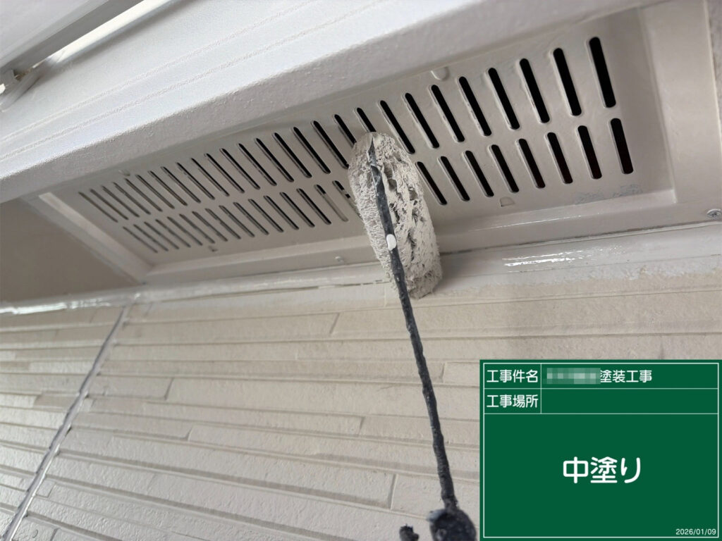 通気口は中塗りを行い、塗膜に厚みを持たせながら均一に整えていきます。細かな部材も丁寧に塗り重ねることで、美観と保護性能の両方を高めていきます。