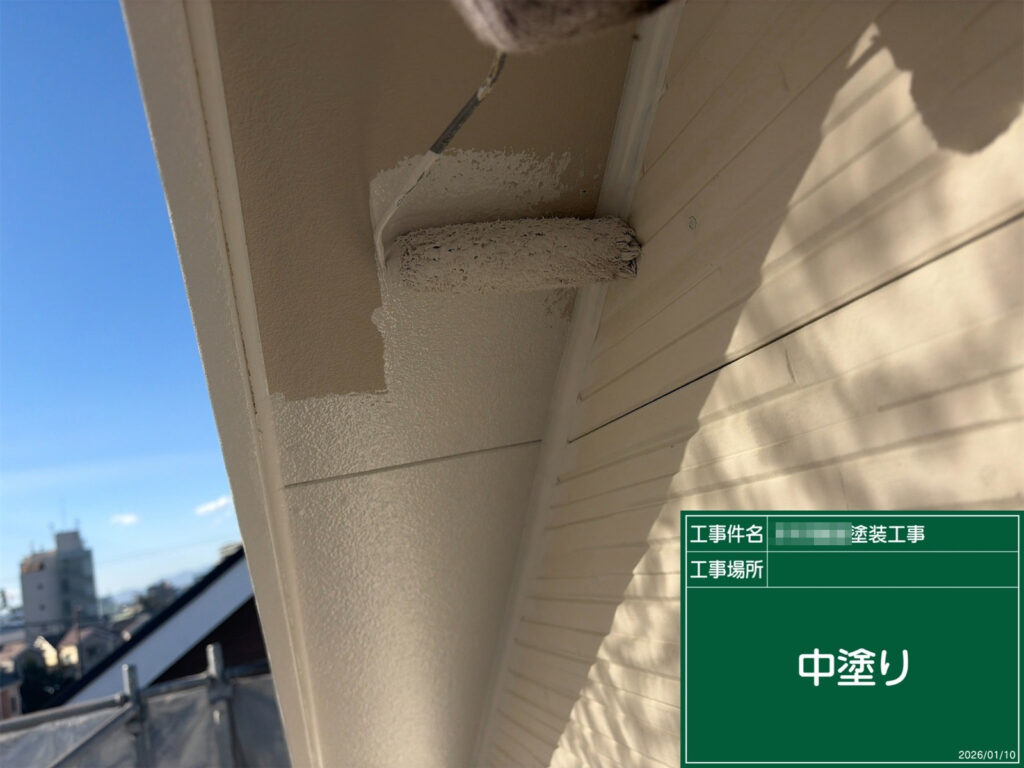 軒天は中塗りを行い、下地を整えながら塗膜に厚みを持たせていきます。湿気の影響を受けやすい部分だからこそ、丁寧な塗り重ねが耐久性の確保につながります。