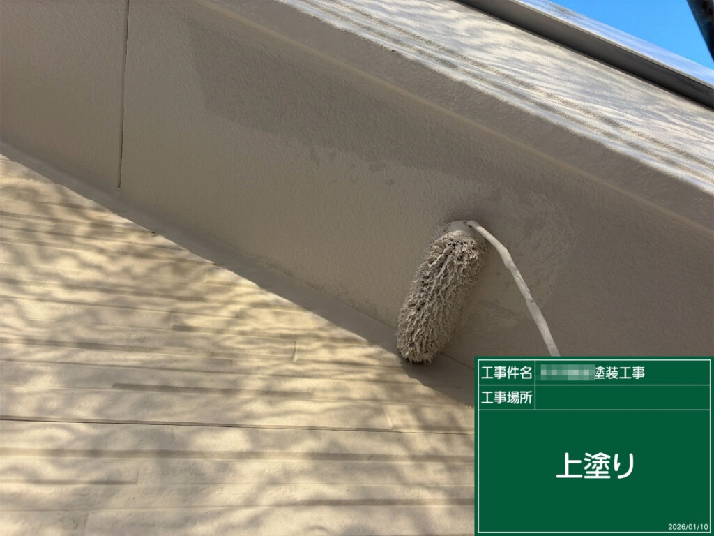 軒天の上塗りを行い、落ち着きのある白で美しく仕上げていきます。明るさと清潔感が増すだけでなく、細部まで整うことで住まい全体の印象も引き締まります。