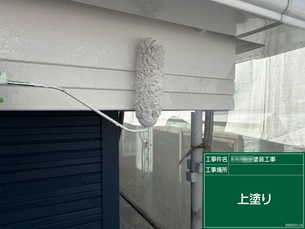 仕上げの上塗りを行い、破風板を明るく美しく整えました。屋根や外壁との取り合いもきれいに納めることで、住まい全体に統一感のある上品な印象が生まれます。