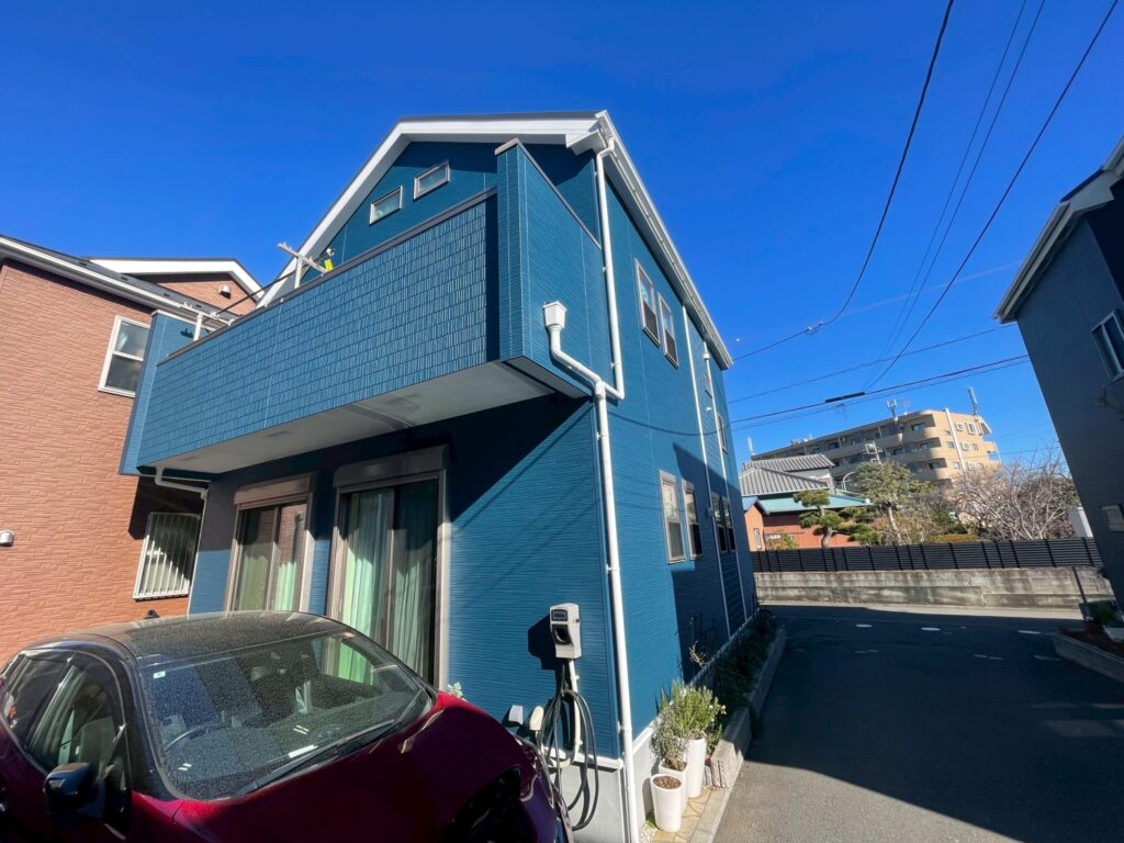 別角度から見ても、外壁の落ち着いた色合いと均一な仕上がりがよく分かります。付帯部を白で統一したことで、住まい全体に清潔感と上品さが生まれています。