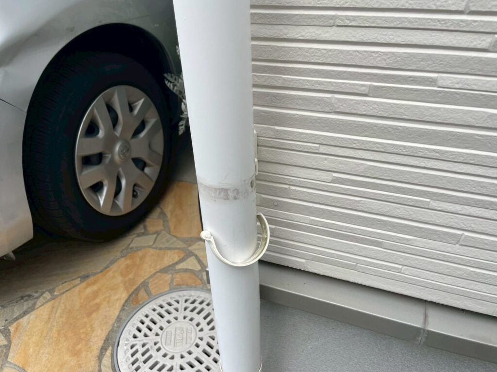 東面のベランダ横では、雨樋の固定部分が1か所破損していましたので、交換を行います。