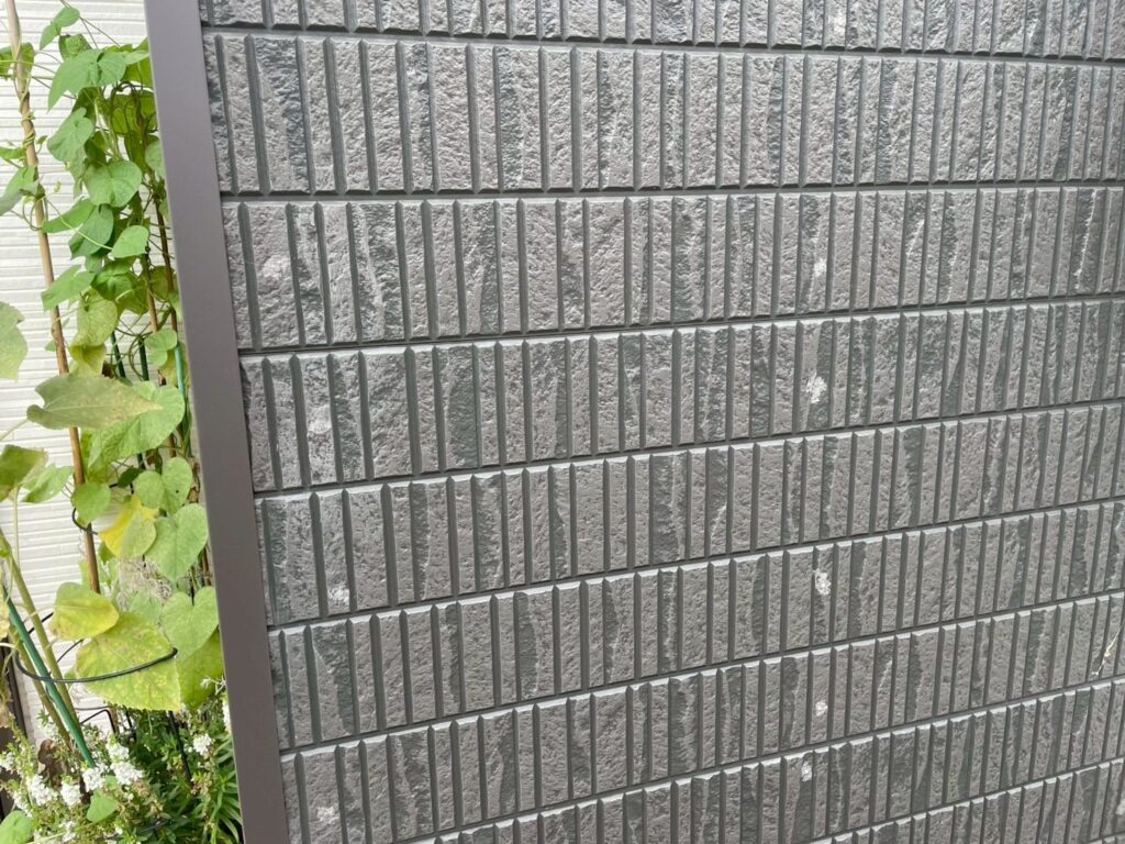 日当たりの良い面は色あせしており、ビス止め部分のパテ処理跡が露出していました。