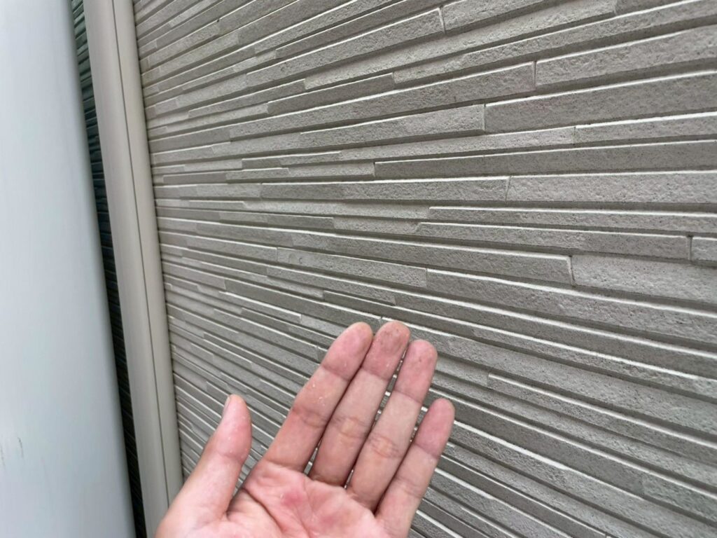 西面はチョーキングは発生していませんでしたが、汚れや黒ずみが付着しており、手で触れると付く状態でした。