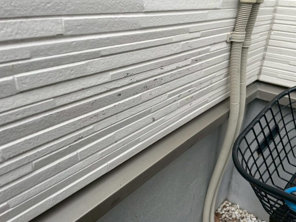 玄関横に傷がありましたので、塗装で補修していきます。