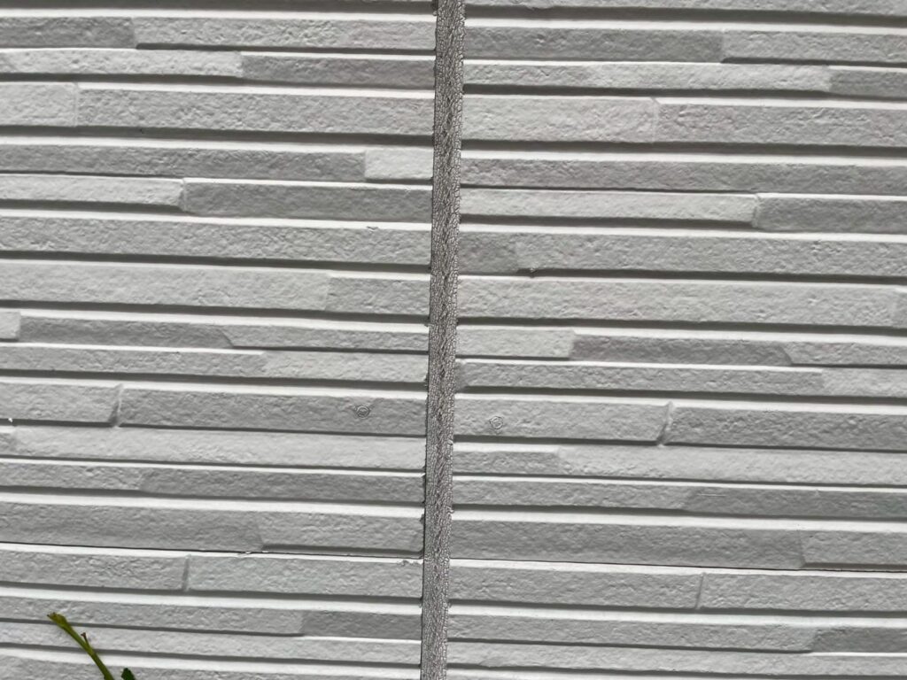 シーリングの劣化状況です。日当たりの良い面は劣化が進みやすく、硬化や亀裂が見られました。縦目地はすべて打ち替えを行います。