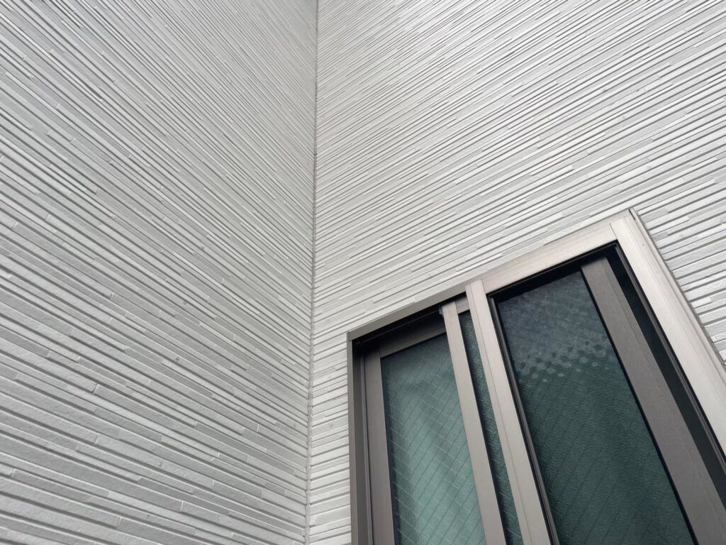 入隅は既存シーリングの撤去がしきれないため、上から増し打ちを行います。