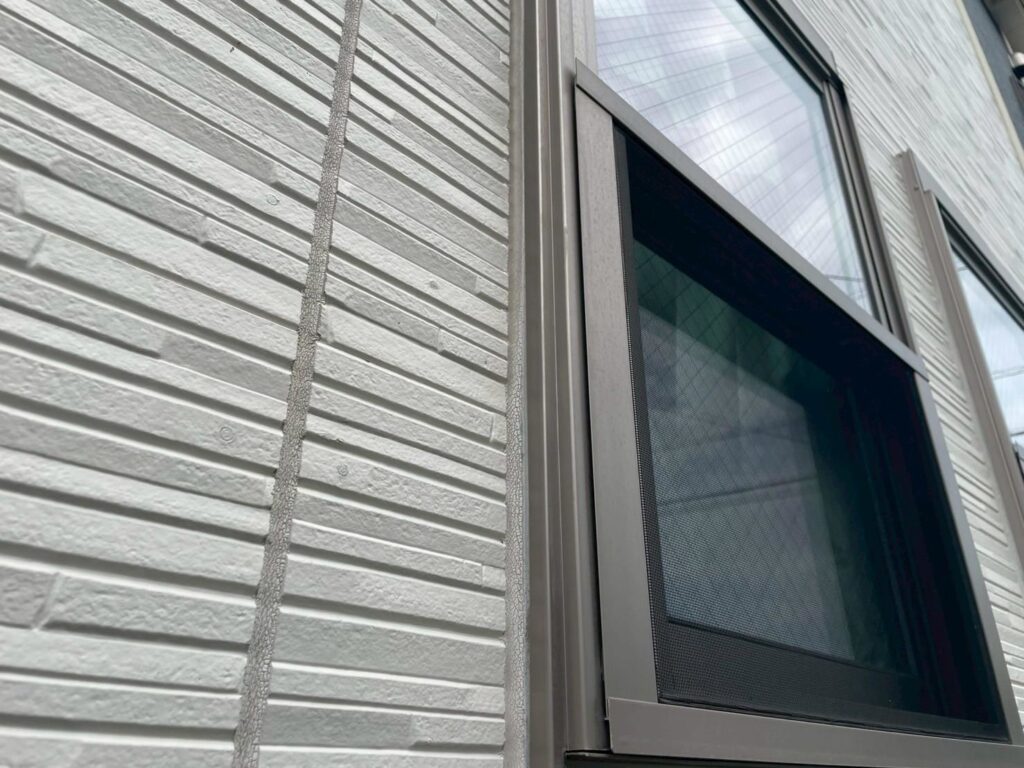 サッシ廻りのシーリングも上から増し打ちします。