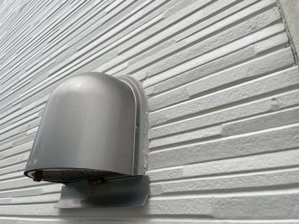 シーリング施工箇所は、状況に応じて打ち替えまたは増し打ちを行います。