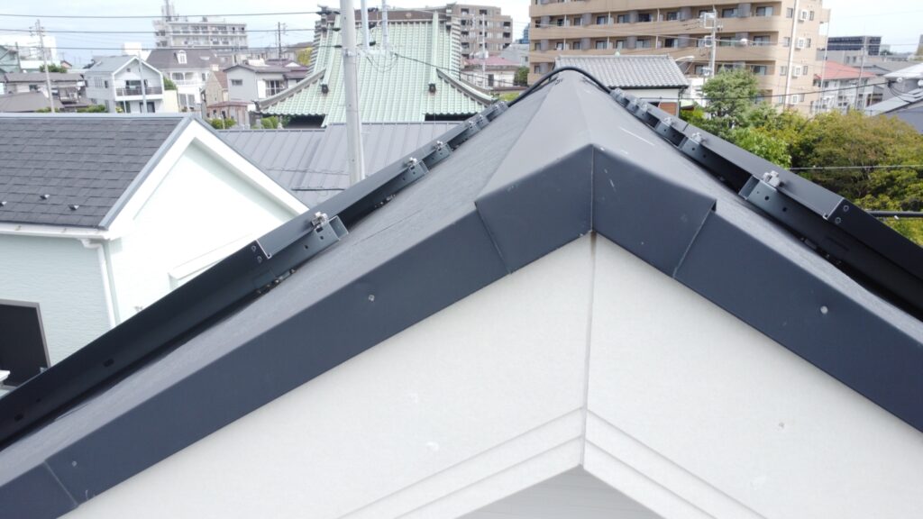 破風板の継ぎ目も、上から増し打ちを行います。