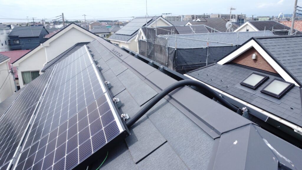 逆側の棟板金は２ヶ所ビス抜けがありましたので、塗装前にビス打ちをします。