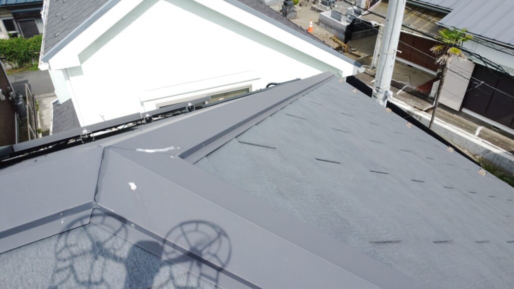 隅棟も、反対側の板金にビス抜けがありました。こちらもビス打ちを行ってから塗装します。