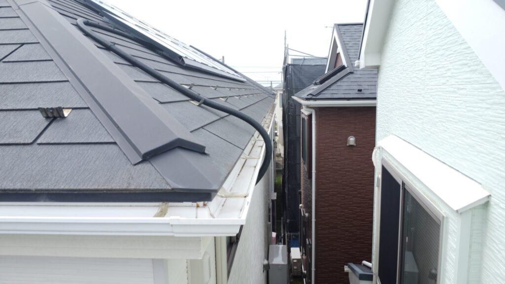 西面・東面の雨樋には特に歪みもなく、詰まりもありませんでした。洗浄時には内側もあわせて洗浄します。