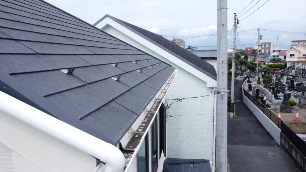 玄関面の雨樋には歪みはありませんでしたが、多少の土が入っていましたので、洗浄時にきれいにします。