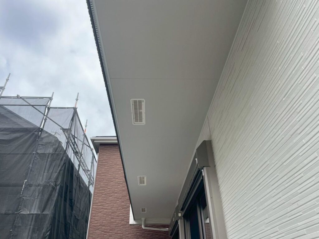 軒天には、カビが繁殖しやすいケイカル板が使用されていましたので、専用の防カビ塗料を使用して塗装します。