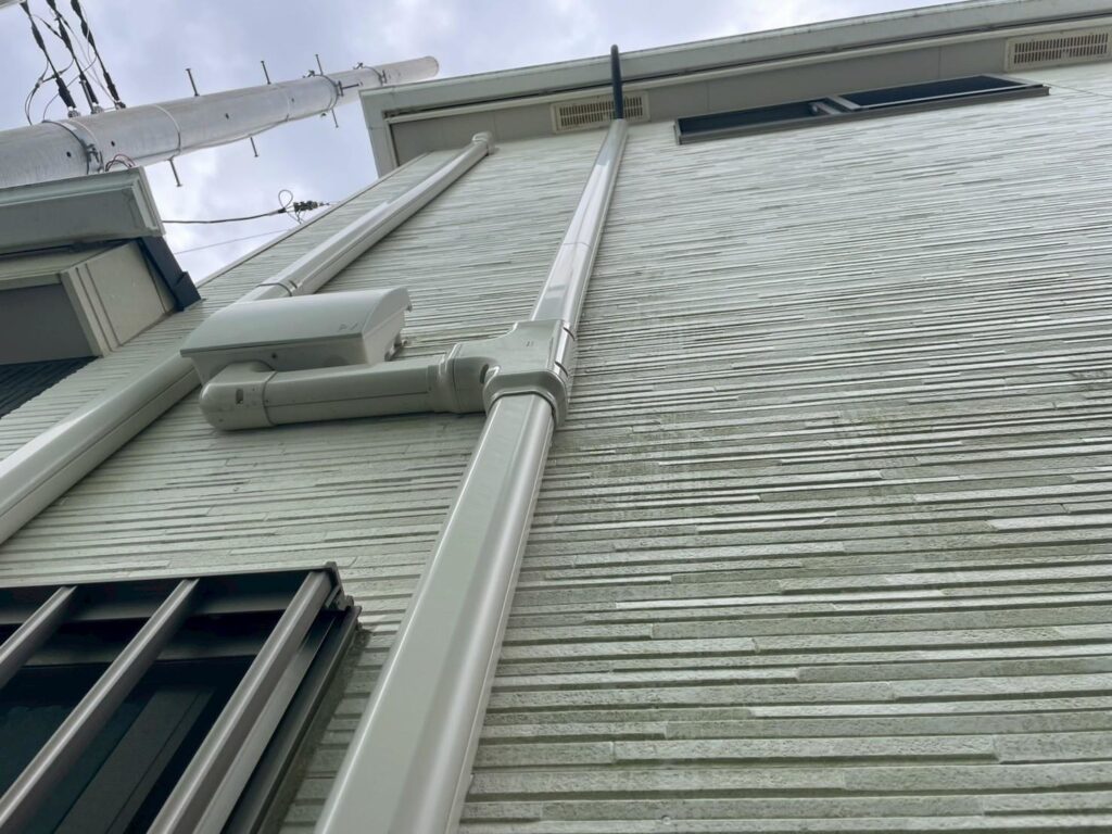 ホースカバーは外壁塗装前に取り外し、裏側の外壁も塗装します。