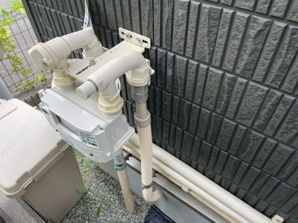 ガスメーターなどの配管も外壁と同じ工程で塗装します。