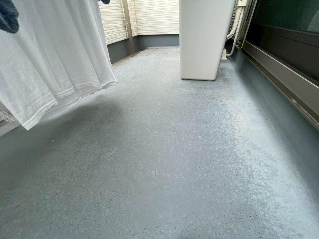 ベランダは色あせが進み、下地が見え始めそうな状態でした。
