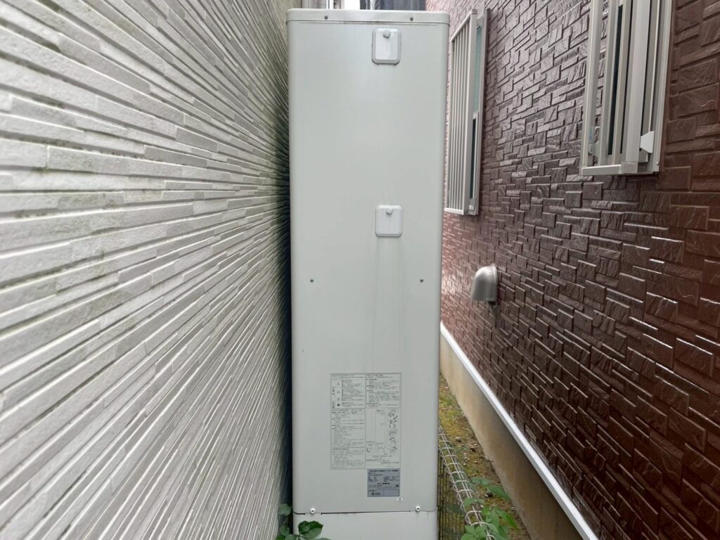 エコキュートは固定されているため、裏面はできる範囲で塗装を行います。