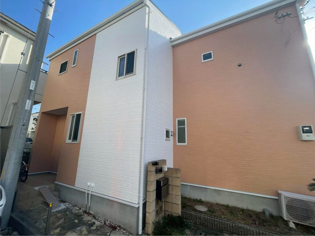 建物全体を包むやさしい配色が印象的で、塗膜の美しさとともに、耐久性にも配慮した仕上がりとなりました。