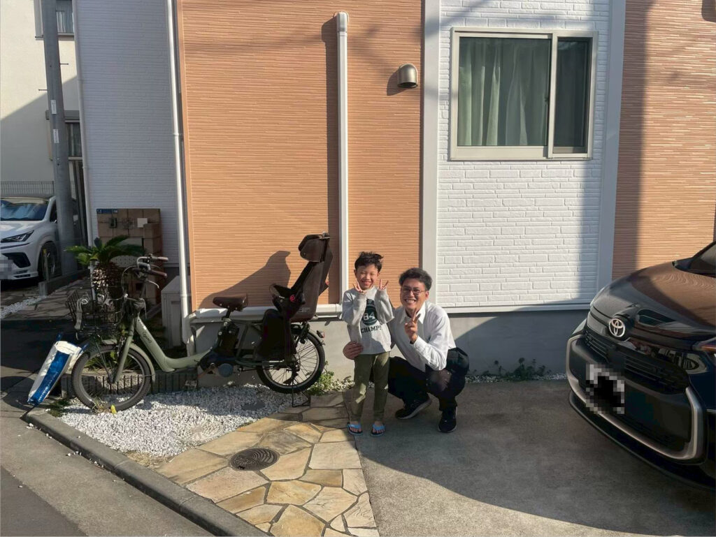 施工後はお客様のお子様と一緒に記念撮影。大切なお住まいの工事をお任せいただけたことへの感謝が深まる一枚です。