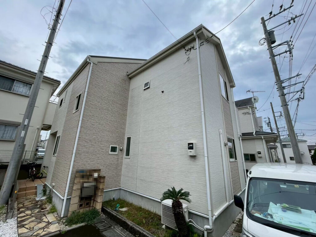 別角度から施工前の外観を確認しました。北面を中心に汚れの付着が見られ、塗り替え前の状態が分かります。