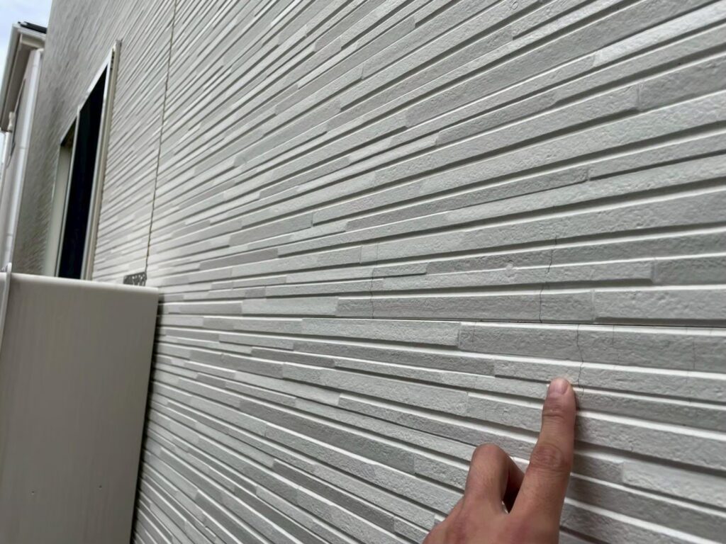 傷のような亀裂跡が数ヶ所ありました。下地に特に問題はありませんが、他の物件と比べるとやや多く見られました。