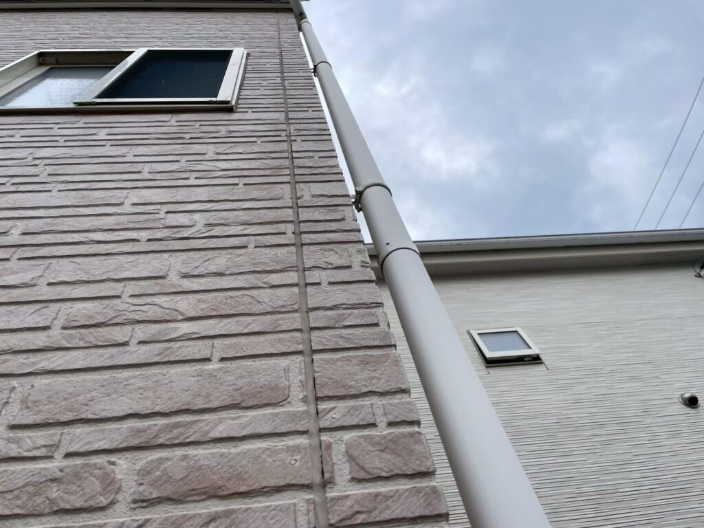 内側には防水シートが貼られているため、すぐに雨漏りの心配はありませんが、内側の胴縁材（木材）が腐食すると、外壁を固定しているビスが効かなくなる場合があります。
