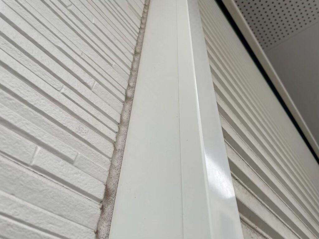 サッシ廻りは、厚みを確保して上から増し打ちします。