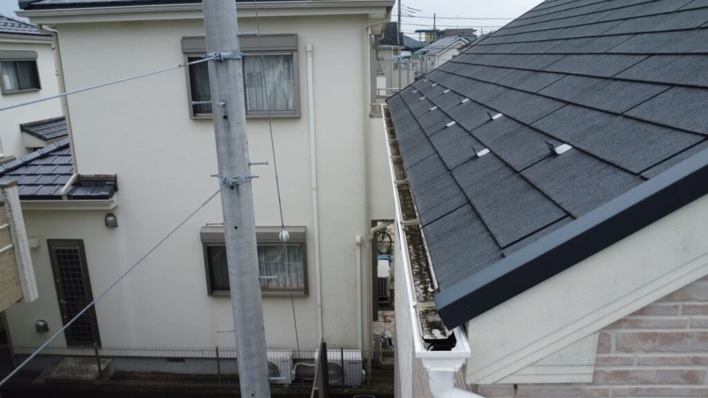 雪止め金具はしっかり取り付けられていましたので、雨樋に歪みはありませんでした。