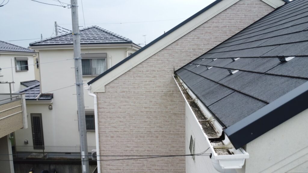 枯れ葉や土などの詰まりはありませんでした。雨樋内側の汚れは、屋根洗浄後にあわせて洗浄します。