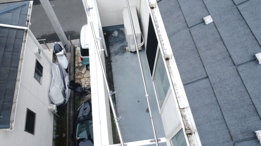 室外機などは浮かせることができますので、塗り残しがないように防水塗装を行います。